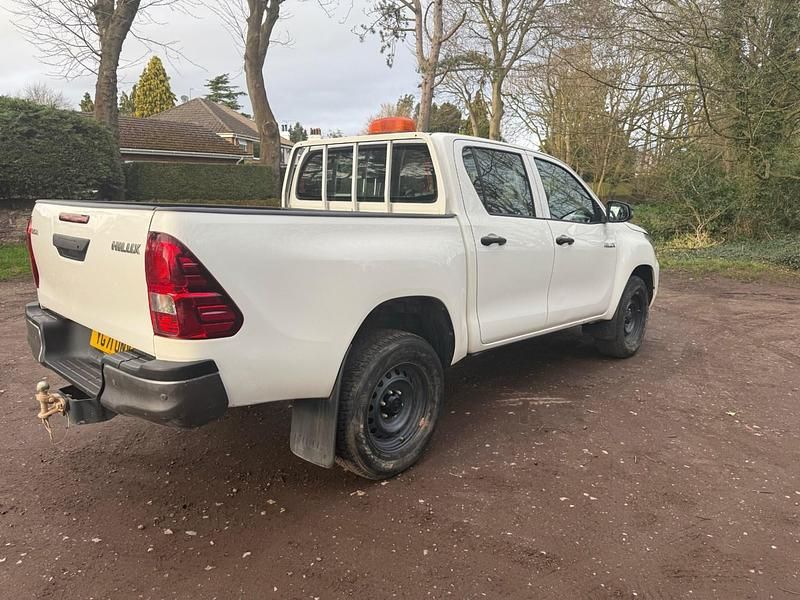 Used Toyota HiLux Active 150 HP (110 kW) 2021 White Pickup