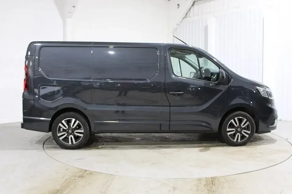 Usado Renault Trafic 150 HP (110 kW) 2022 Cinzento