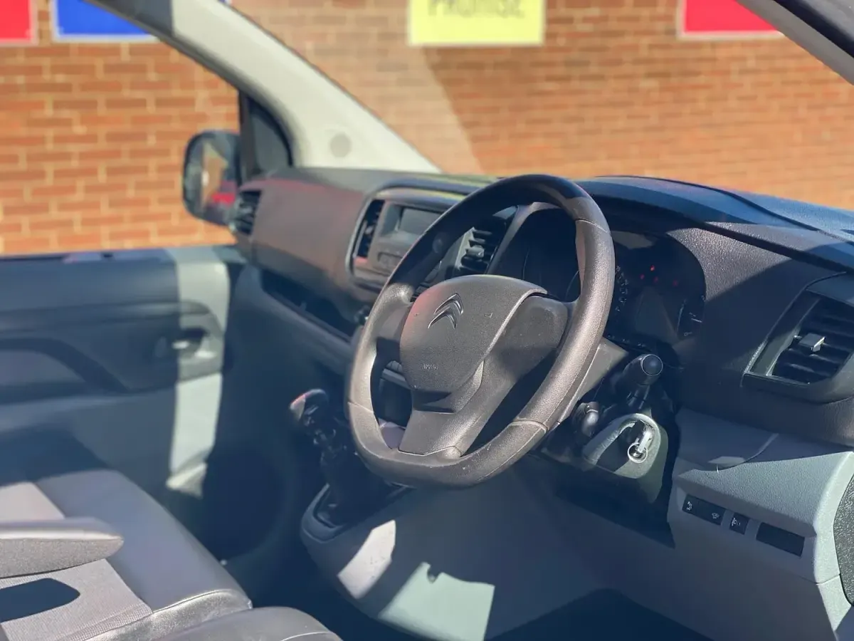 Used Citroën Dispatch 100 HP (73 kW) 2019 White MPV