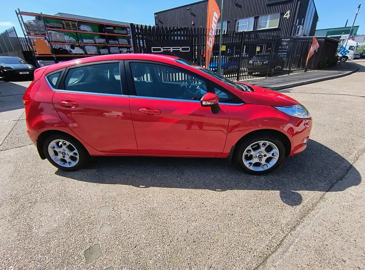 Used Ford Fiesta Zetec 70 HP (51 kW) 2011 Red Hatchback
