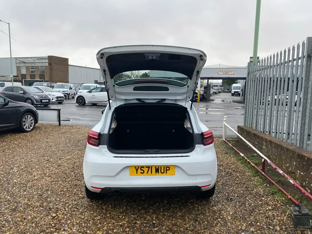 Used Renault Clio Iconic 90 HP (66 kW) 2022 White Hatchback