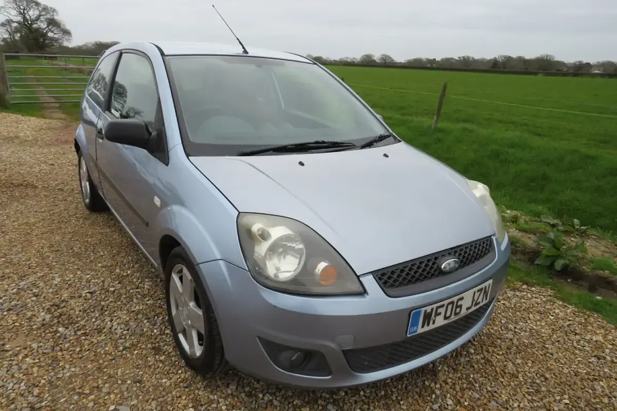 Usado Ford Fiesta Zetec 75 HP (55 kW) 2006 Azul Citadino