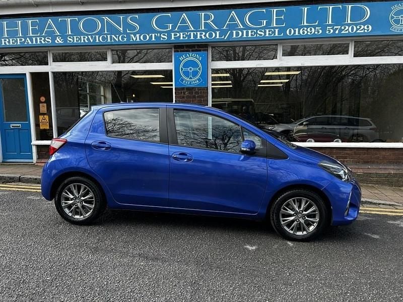 Used Toyota Yaris 111 HP (81 kW) 2017 Blue Hatchback