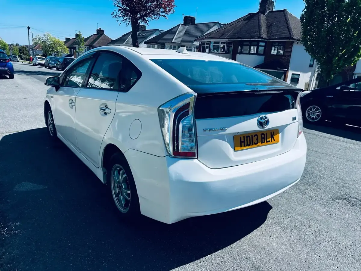 Used Toyota Prius 2016 White Hatchback