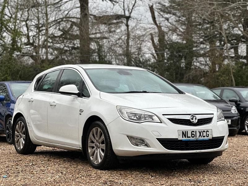 Used Vauxhall Astra 115 HP (84 kW) 2011 White Hatchback