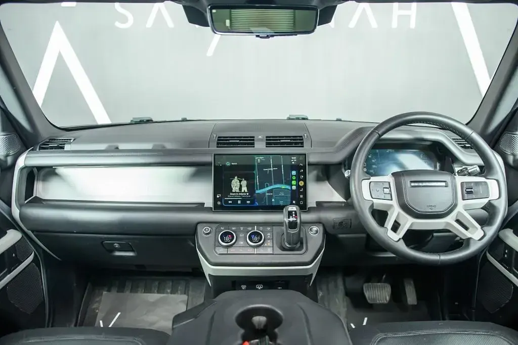 Used Land Rover Defender HSE Dynamic 300 HP (220 kW) 2022 Silver SUV