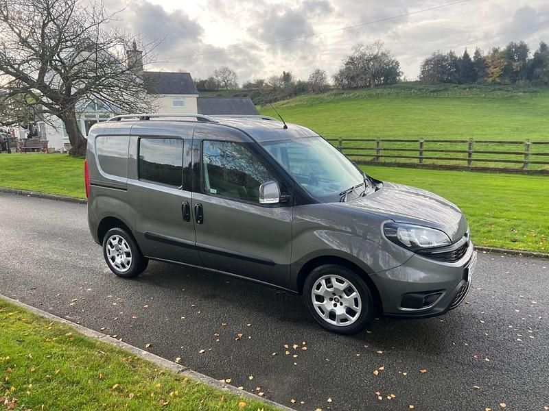 Used Fiat Doblò Active 105 HP (77 kW) 2019 Grey MPV