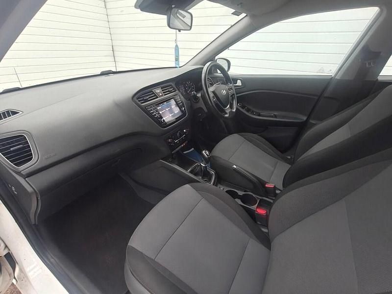 Used Hyundai i20 Edition 100 HP (73 kW) 2017 White Hatchback