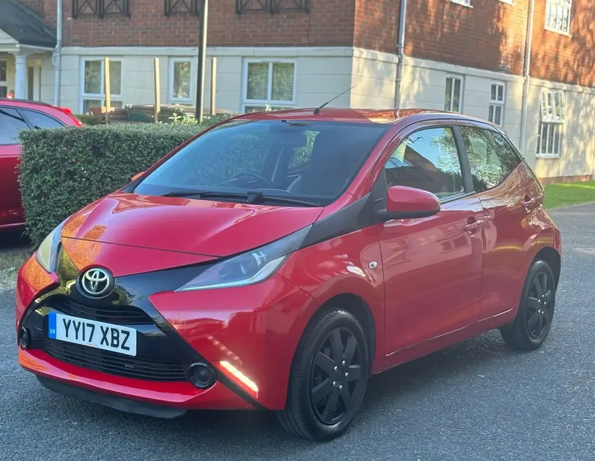 Usado Toyota Aygo X-play 69 HP (50 kW) 2017 Vermelho Citadino