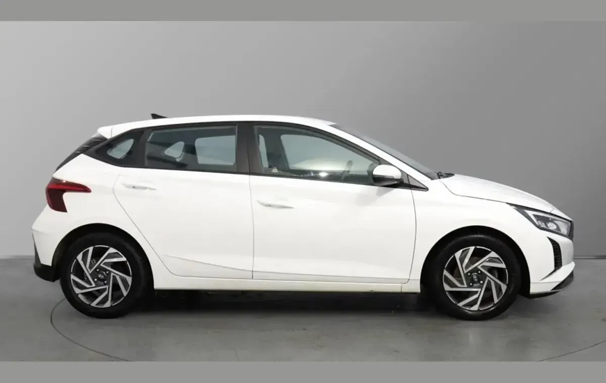 Gebraucht Hyundai i20 Advanced 100 PS (73 kW) 2024 Weiß Kleinwagen