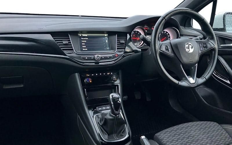 Used Vauxhall Astra Active 150 HP (110 kW) 2019 White Hatchback