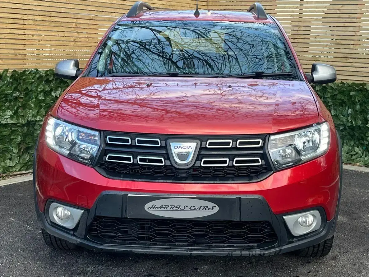 Used Dacia Sandero Comfort 90 HP (66 kW) 2018 Red Hatchback