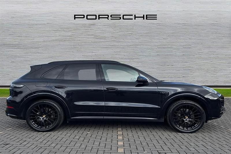 Used Porsche Cayenne Platinum Edition 462 HP (339 kW) 2022 Jet black SUV