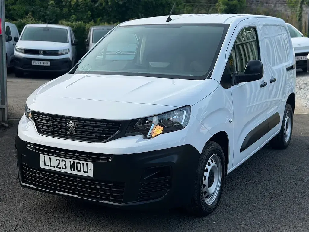 Used Peugeot Partner Premium 100 HP (73 kW) 2023 White MPV