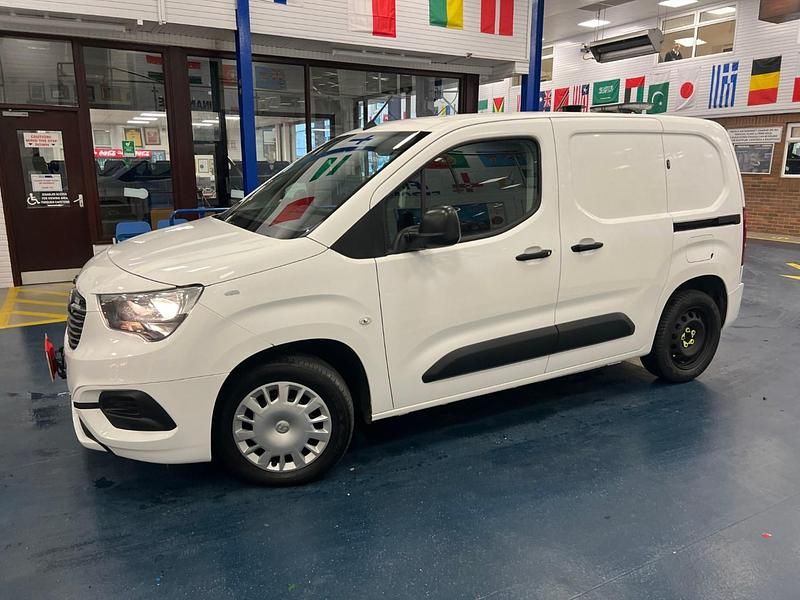 Used Vauxhall Combo Sportive 100 HP (73 kW) 2019 White MPV