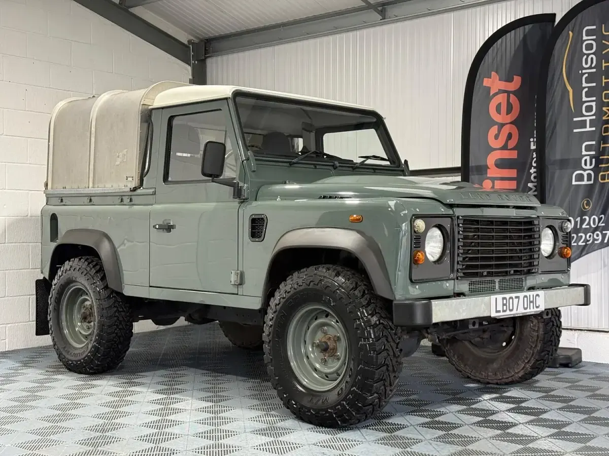 Used Land Rover Defender 122 HP (89 kW) 2007 Green Pickup