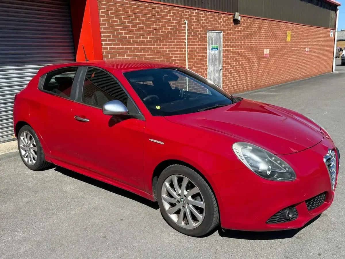 Begagnad Alfa Romeo Giulietta Veloce 105 HK (77 kW) 2013 Röd Halvkombi