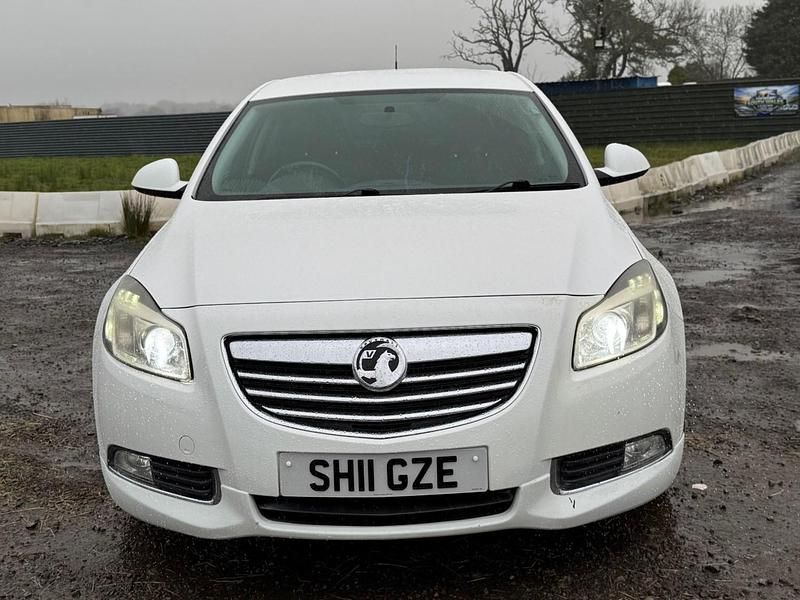 Used Vauxhall Insignia SRi 140 HP (102 kW) 2011 White Hatchback