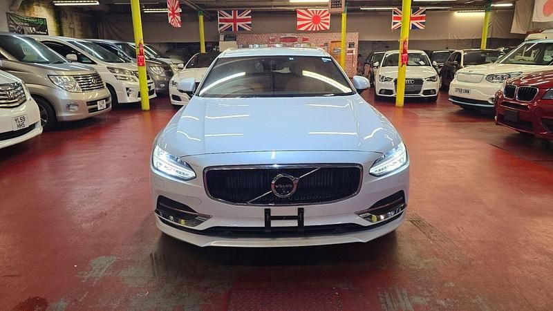 Used Volvo V90 Momentum 254 HP (186 kW) 2017 White Estate