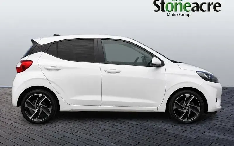 Used Hyundai i10 Premium 67 HP (49 kW) 2022 White Hatchback