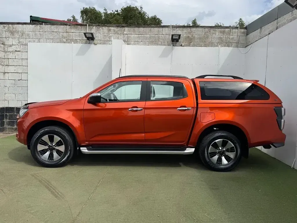 Used Isuzu D-Max 163 HP (119 kW) 2022 Orange Pickup