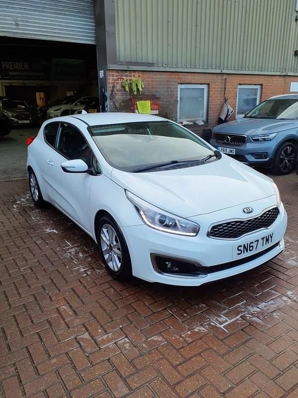 Used Kia ProCeed 134 HP (98 kW) 2017 White Hatchback