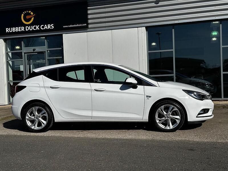 Used Vauxhall Astra SRi 150 HP (110 kW) 2017 White Hatchback