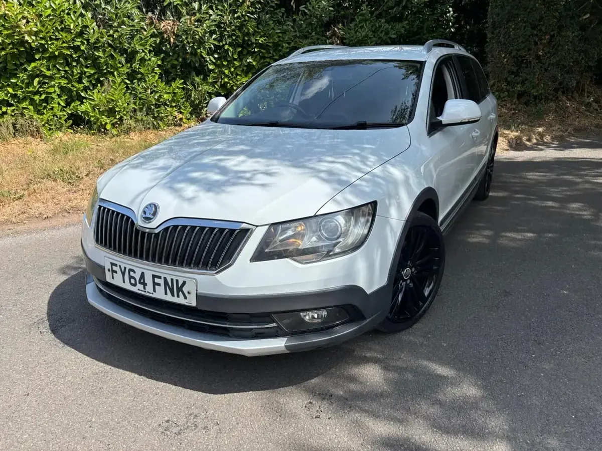 Used Skoda Superb Tour 140 HP (102 kW) 2014 White Estate