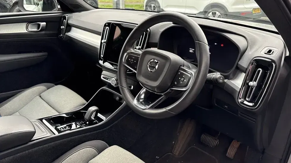 Usado Volvo XC40 Plus 161 CV (118 kW) 2023 Plateado SUV