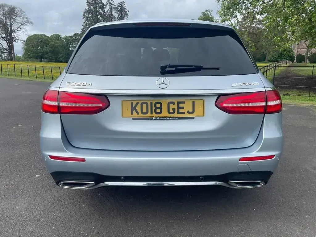 Käytetty Mercedes E220 AMG line 2018 Hopea Farmari