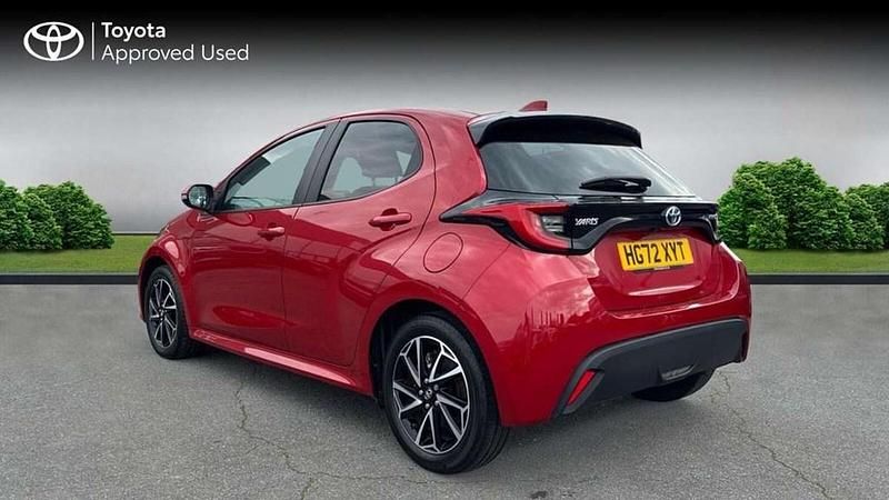 Used Toyota Yaris Hybrid Design 116 HP (85 kW) 2023 Scarlet flare Hatchback
