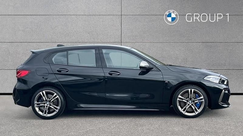 Begagnad BMW M135 Shadowline 306 HK (225 kW) 2023 Svart Halvkombi