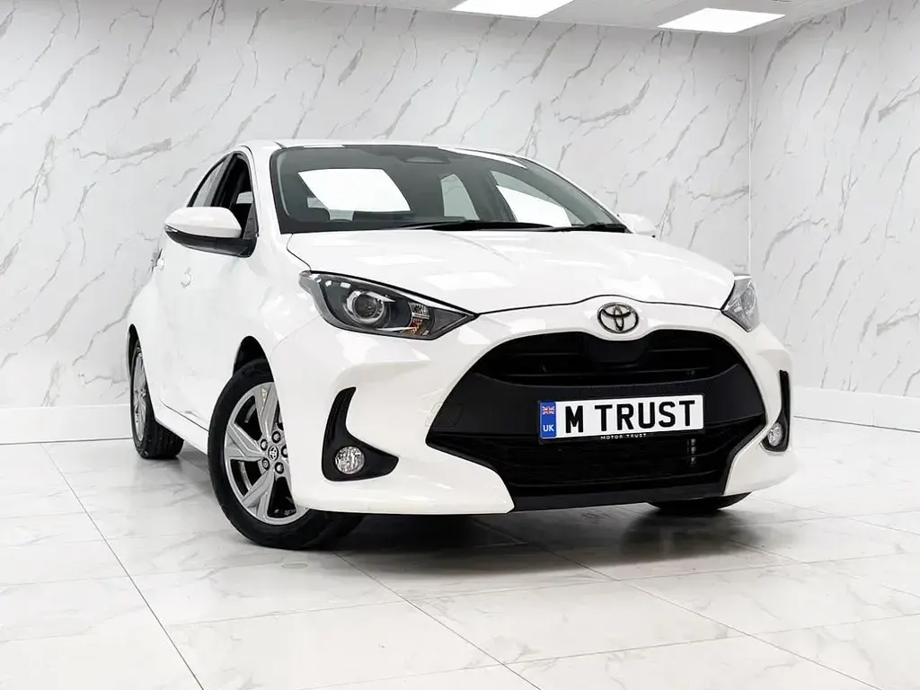 Used Toyota Yaris 116 HP (85 kW) 2024 White Hatchback