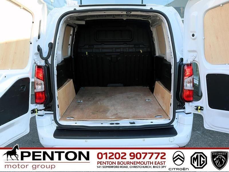 Used Citroën Berlingo 101 HP (74 kW) 2024 White MPV
