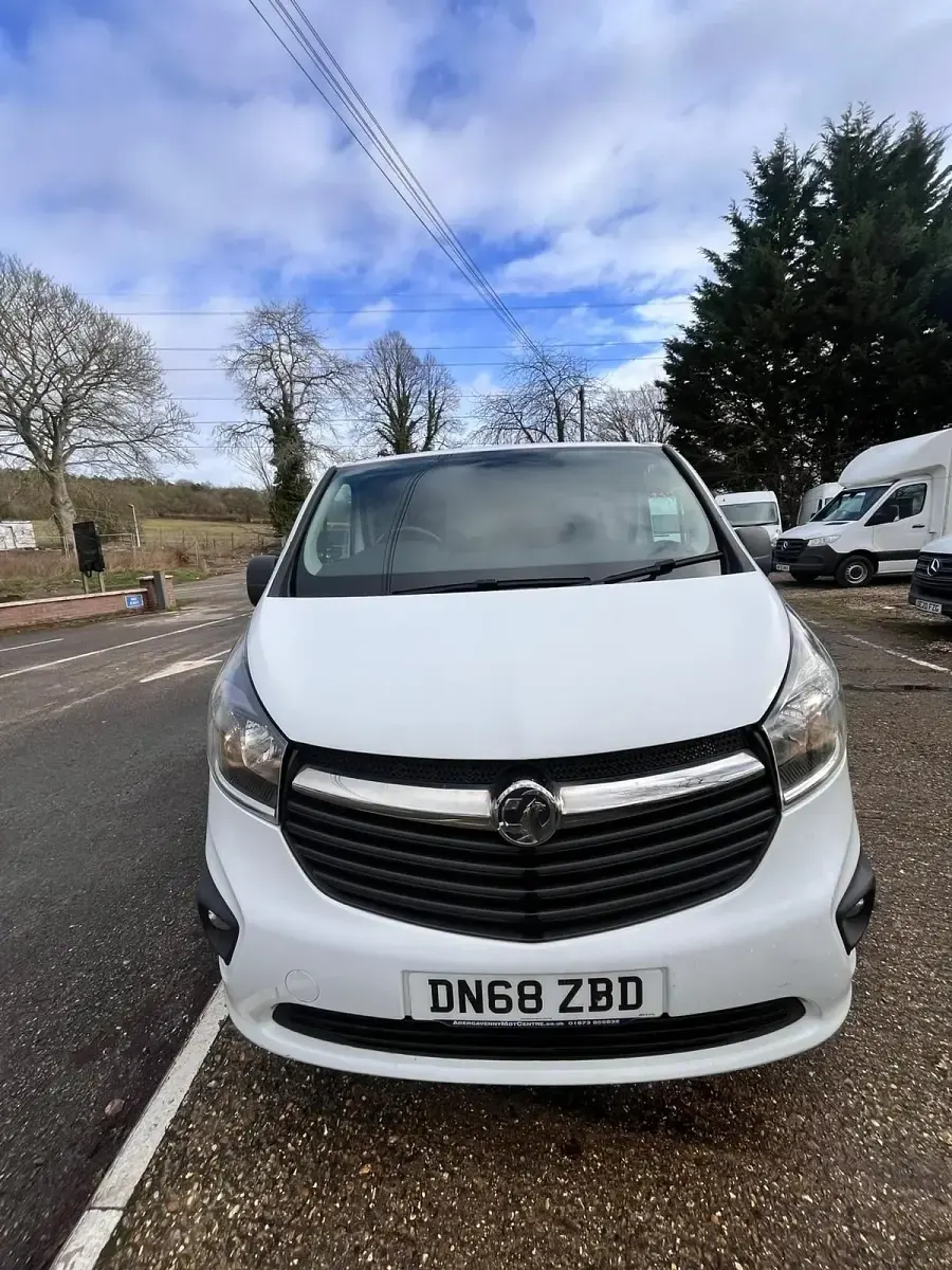 Usado Vauxhall Vivaro Sportive 120 HP (88 kW) 2018 Branco Monovolume