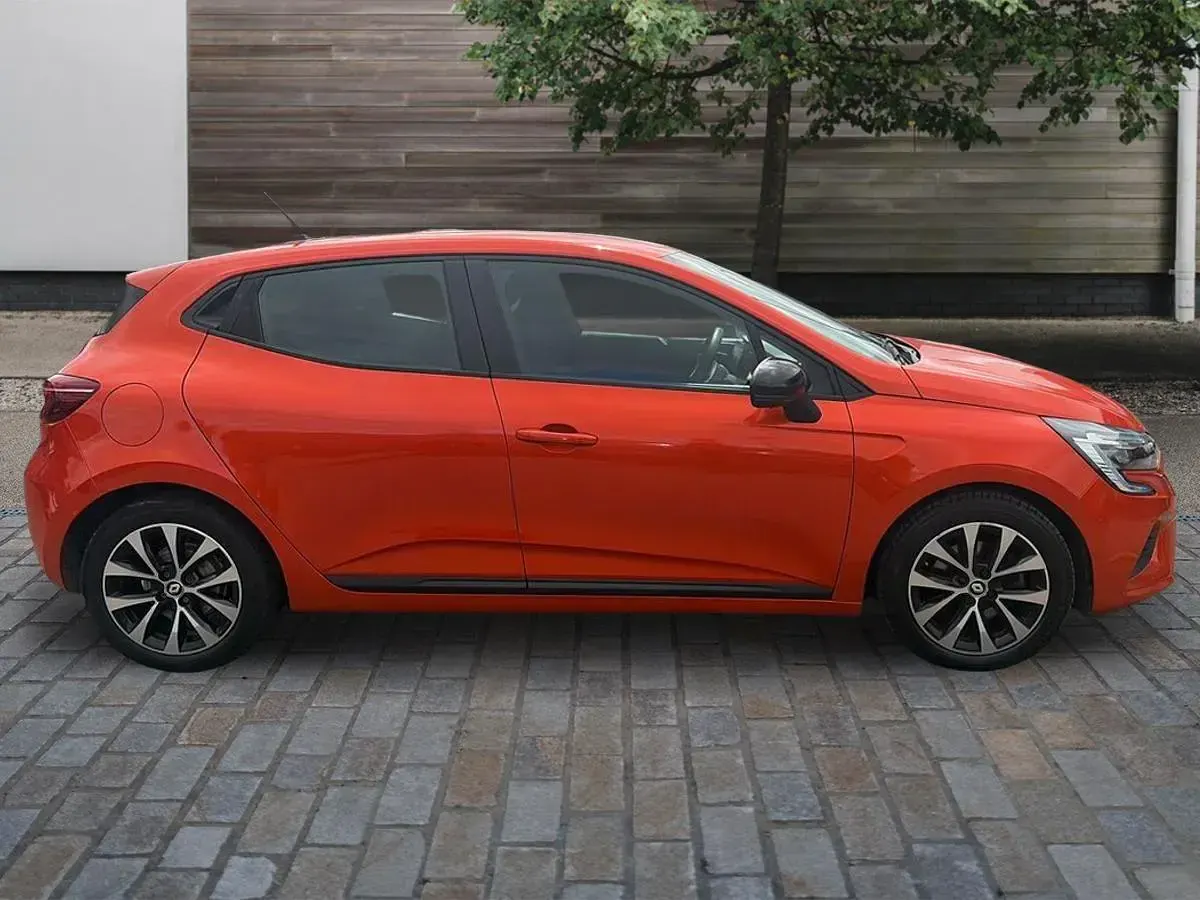 Used Renault Clio Evolution 145 HP (106 kW) 2023 Orange Hatchback