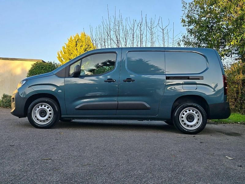 New Citroën Berlingo 101 HP (74 kW) 2025 Blue MPV
