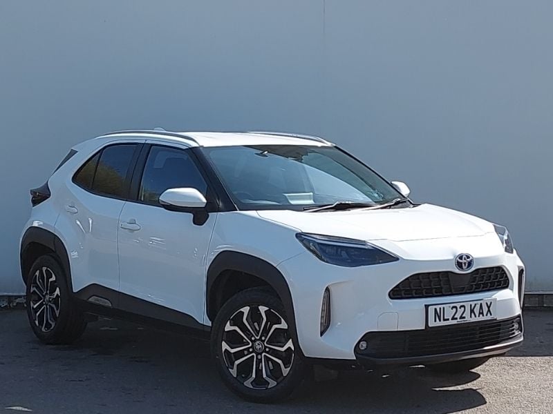 White Used 2022 Toyota Yaris Hybrid Design Estate | £18,498 (Good price) - Image 1/4