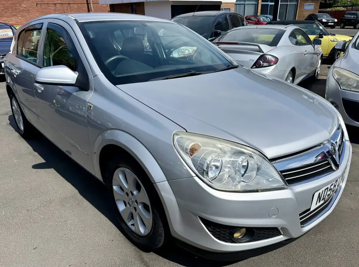 Used Vauxhall Astra 90 HP (66 kW) 2008 Silver Hatchback