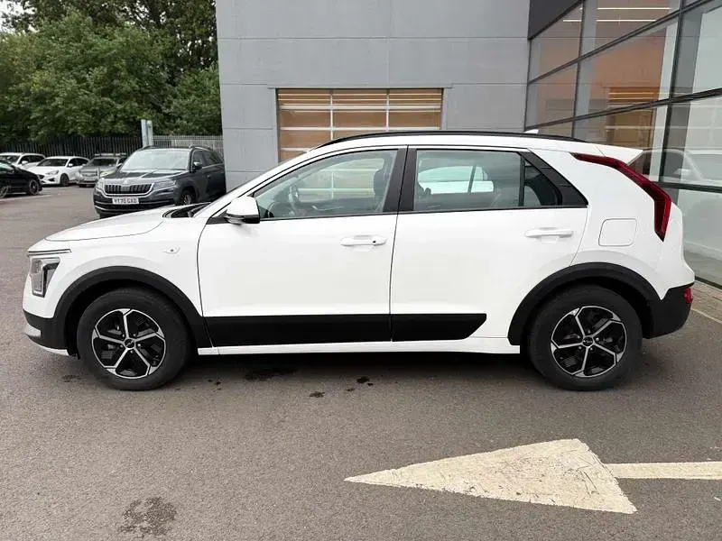 Used Kia Niro 2025 White pearl SUV