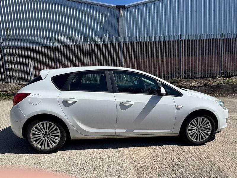 Begagnad Vauxhall Astra Excite 2012 Vit Halvkombi