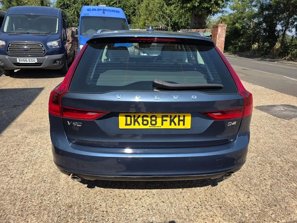 Used Volvo V90 Momentum 2018 Blue Estate