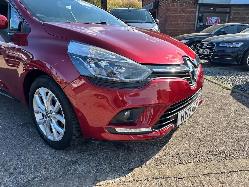 Used Renault Clio Dynamique 75 HP (55 kW) 2017 Red Hatchback