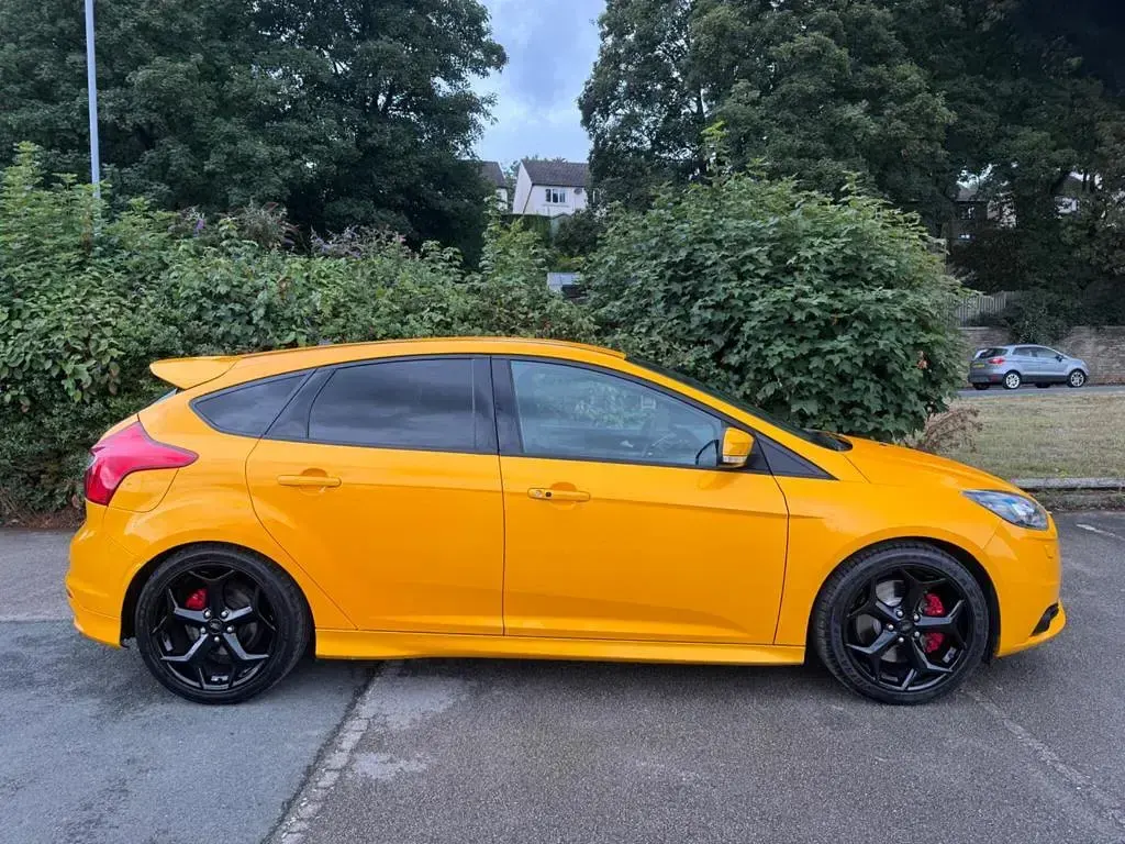 Used Ford Focus Style 250 HP (183 kW) 2013 Yellow Hatchback