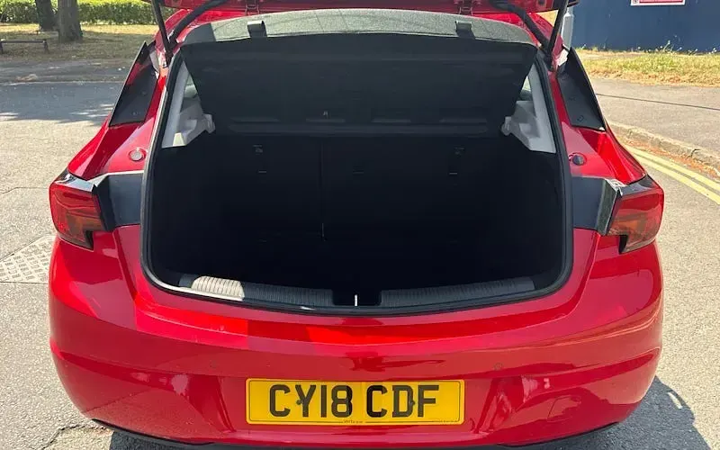 Used Vauxhall Astra SRi 150 HP (110 kW) 2018 Red Hatchback