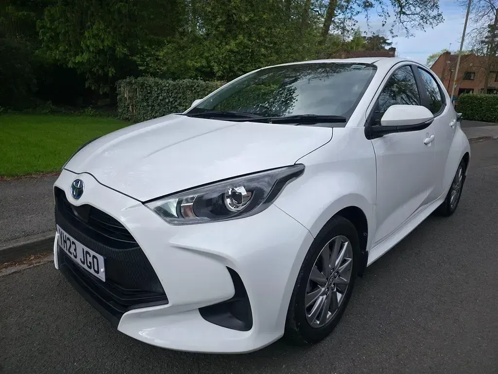 Używany Toyota Yaris 120 KM (88 kW) 2023 Biały Hatchback
