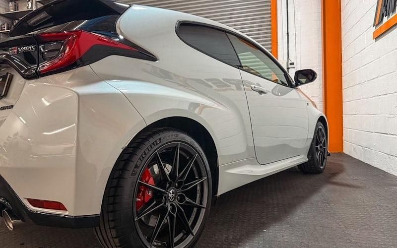 Used Toyota Yaris 261 HP (191 kW) 2021 White Hatchback