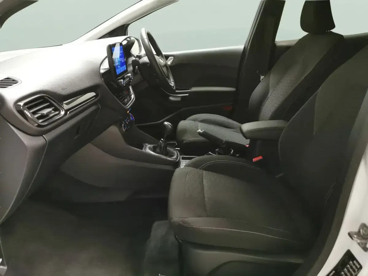 Begagnad Ford Fiesta Titanium 100 HK (73 kW) 2023 Vit Halvkombi