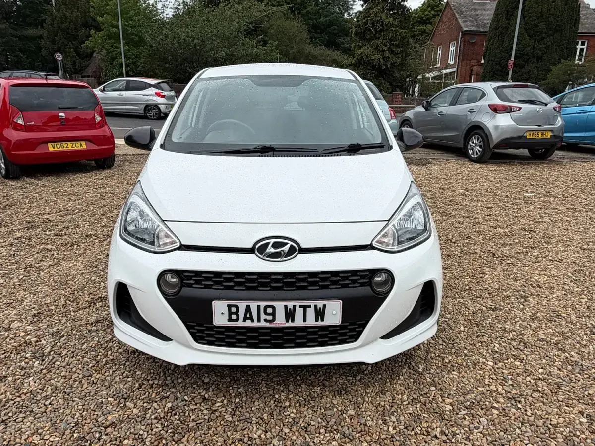Used Hyundai i10 67 HP (49 kW) 2019 White Hatchback
