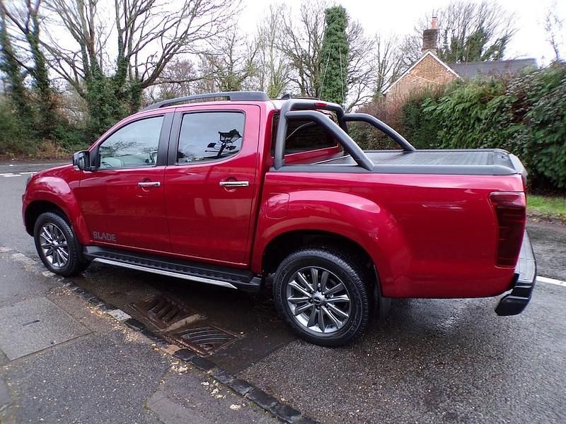 Used Isuzu Pick up 164 HP (120 kW) 2019 Red Pickup
